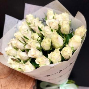 31 белая роза Кении 40 см в упаковке