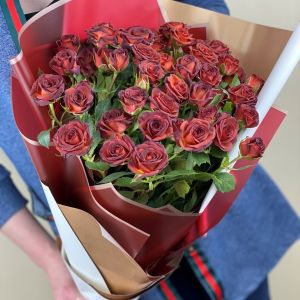 7 кустовых шоколадных роз в упаковке