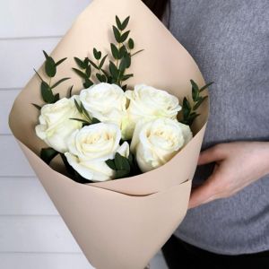 5 белых роз Эквадор 60 см с зеленью в упаковке