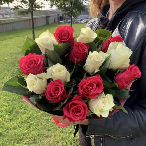 15 белых и красных роз Кения Премиум 40 см в упаковке