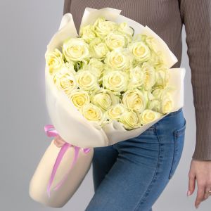 25 Белых Роз (50 см.) в упаковке
