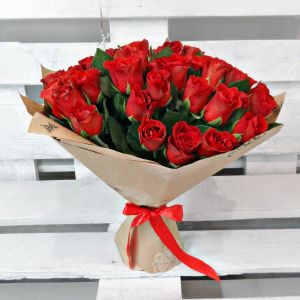 35 красных роз Кении 40 см в упаковке