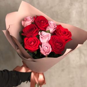 9 красных и розовых роз 60 см в упаковке