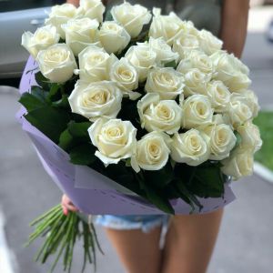 35 белых роз Эквадор 60 см в упаковке