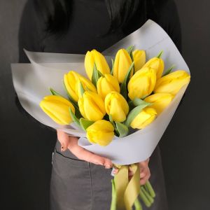 15 желтых тюльпанов в упаковке