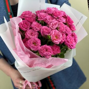 7 ярко-розовых кустовых роз в упаковке