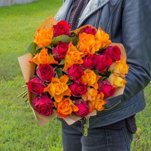 25 красных и оранжевых роз Кения Премиум 40 см в упаковке