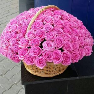 101 розовой розы в корзине