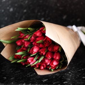 35 красных тюльпанов в упаковке