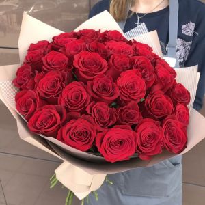 35 красных роз Эквадор 60 см в упаковке