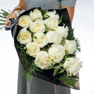 Траурный букет из 14 белых роз 60 см с зеленью