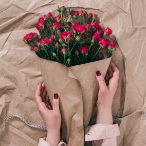 9 кустовых розовых роз в упаковке