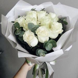 9 белых роз Эквадор 60 см с зеленью в упаковке