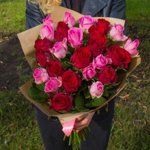 25 красных и розовых роз Кения Премиум 40 см в упаковке