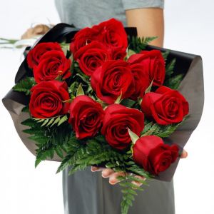Траурный букет из 14 красных роз 60 см (Эквадор)