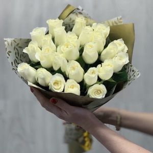 25 белых роз Кения 35-40 см в упаковке