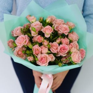 9 кустовых нежно-розовых роз в упаковке