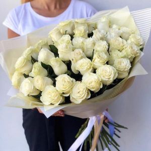 37 белой розы 60 см в упаковке