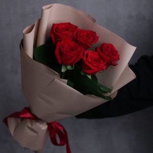 5 красных роз 60 см в упаковке