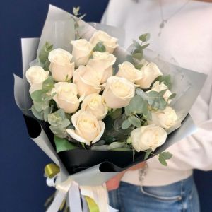 15 белых роз 60 см с эвкалиптом в упаковке с зеленью
