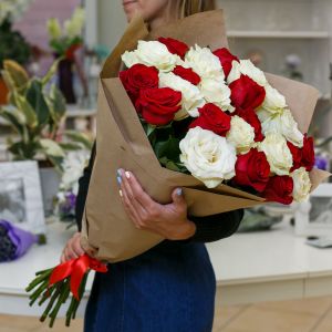 25 белых и красных роз Эквадор 70 см в упаковке