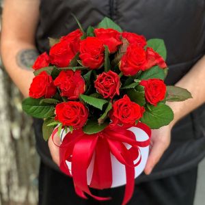 Букет 19 красных роз в шляпной коробке