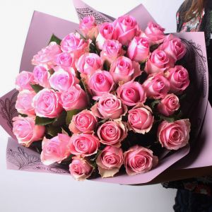 35 розовых роз Кении 40 см в упаковке
