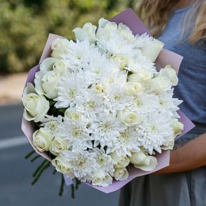 Букет из белых роз и кустовых хризантем