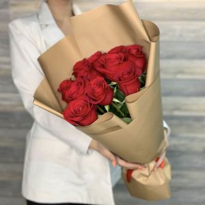 9 красных роз Эквадор 60 см в упаковке