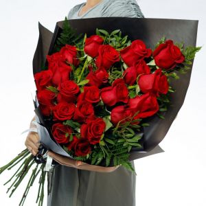 Траурный букет из 22 красных роз 60 см (Эквадор) с зеленью