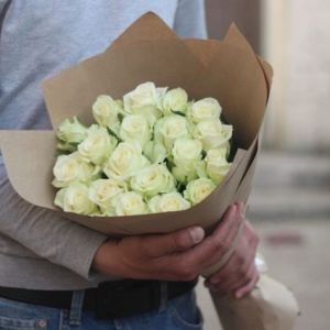 19 белых роз Кении 40 см в упаковке
