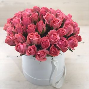 Букет 45 розовых роз Кении в шляпной коробке