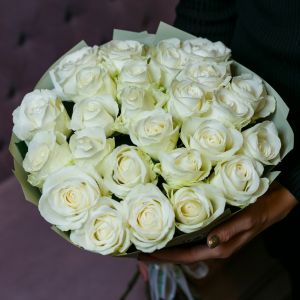 25 белых роз Эквадор 60 см в упаковке