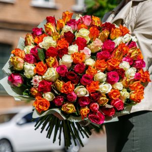 101 розы Кения Премиум микс 40 см в упаковке