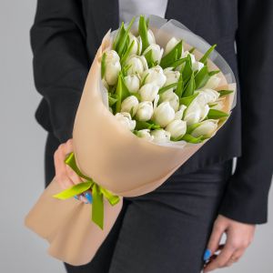 25 белых тюльпанов в упаковке