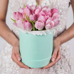 15 розовых тюльпанов в коробке
