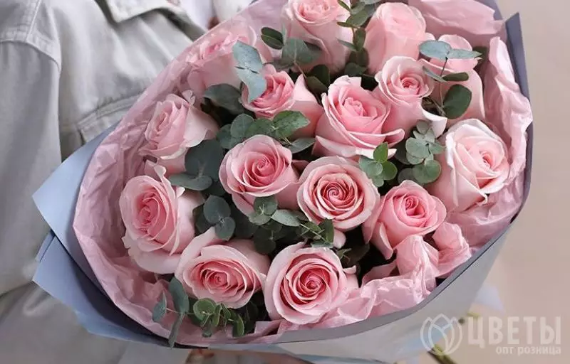15 розовых роз Эквадор 60 см с зеленью в упаковке №1