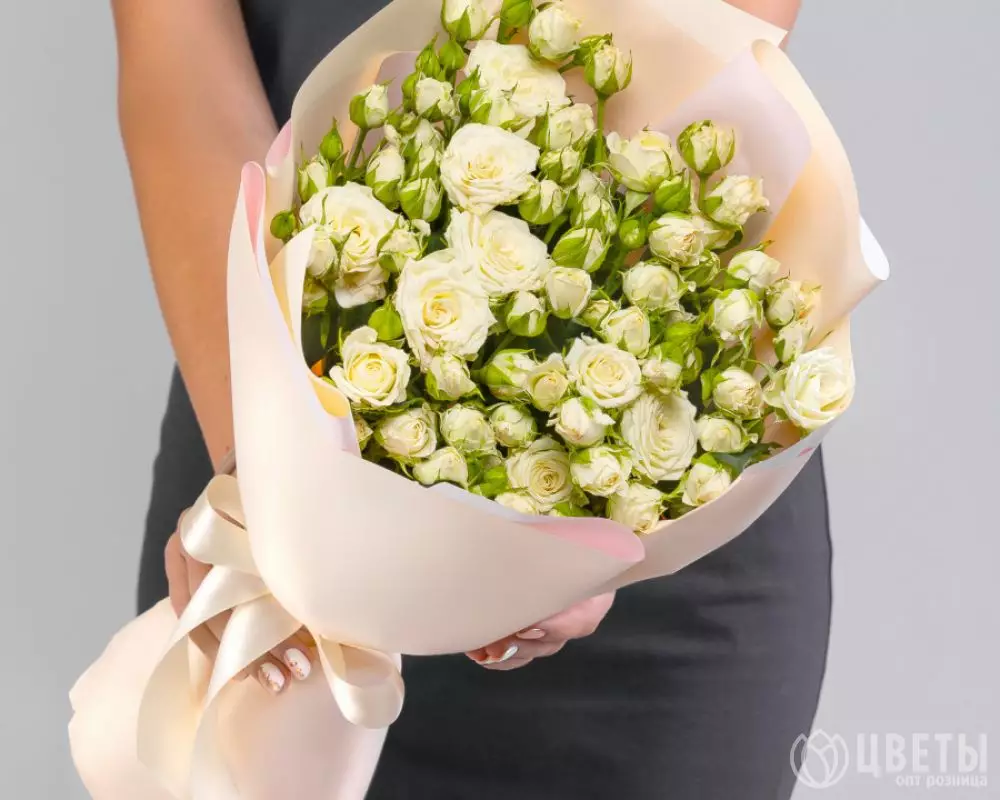7 Кустовых Белых Роз (40 см.) в упаковке №1