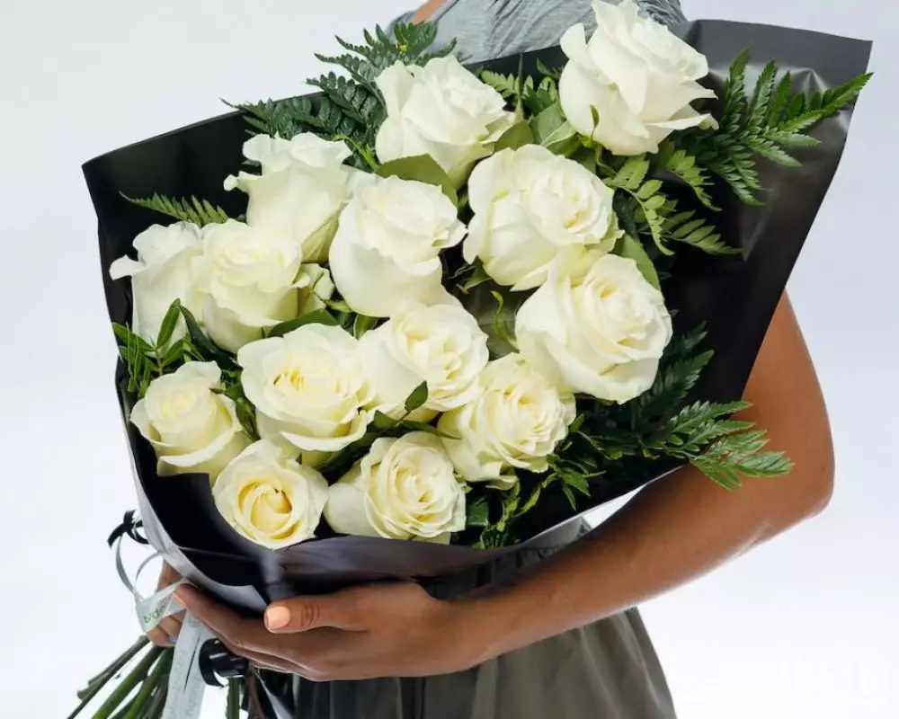 Траурный букет из 14 белых роз 60 см (Эквадор) №3