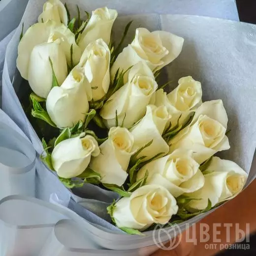 15 белых роз Кении в упаковке №2