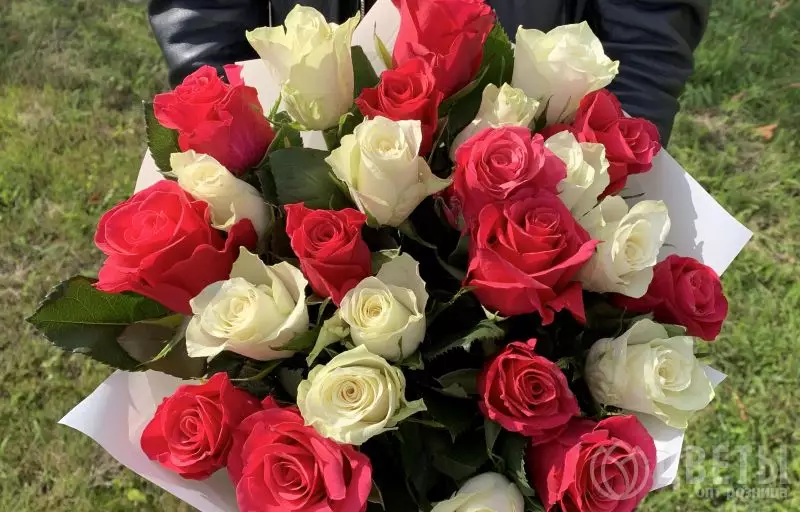 25 белых и розовых роз Кения Премиум 40 см в упаковке №3