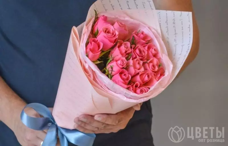 15 розовых роз Кении в упаковке №2