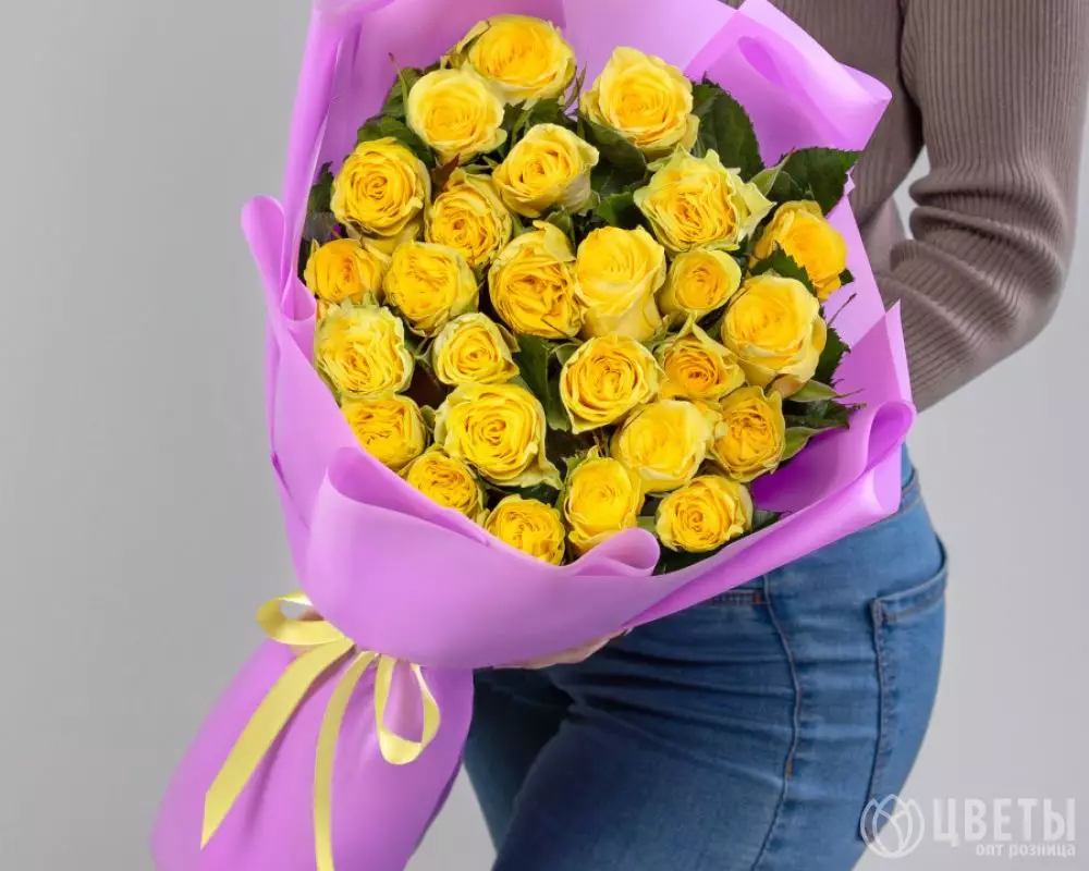 25 Желтых Роз (70 см.) в упаковке №1