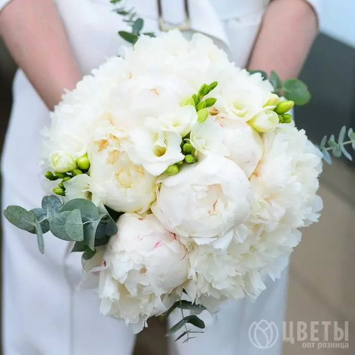 Букет невесты с белыми пионами и фрезией с зеленью №3
