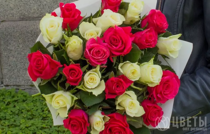 25 белых и розовых роз Кения Премиум 40 см в упаковке №2
