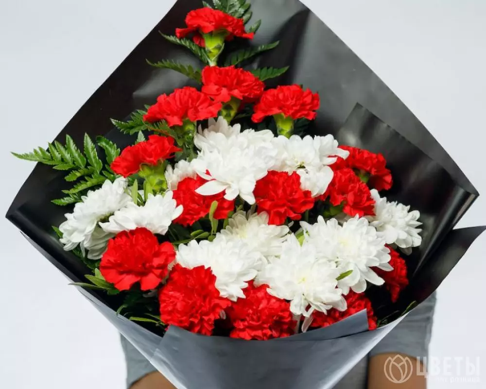 Траурный букет из красных гвоздик и кустовых хризантем №2