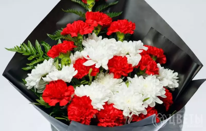 Траурный букет из красных гвоздик и кустовых хризантем №2