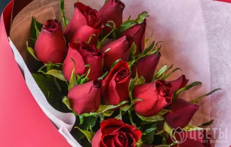 15 красных роз Кении в упаковке №2