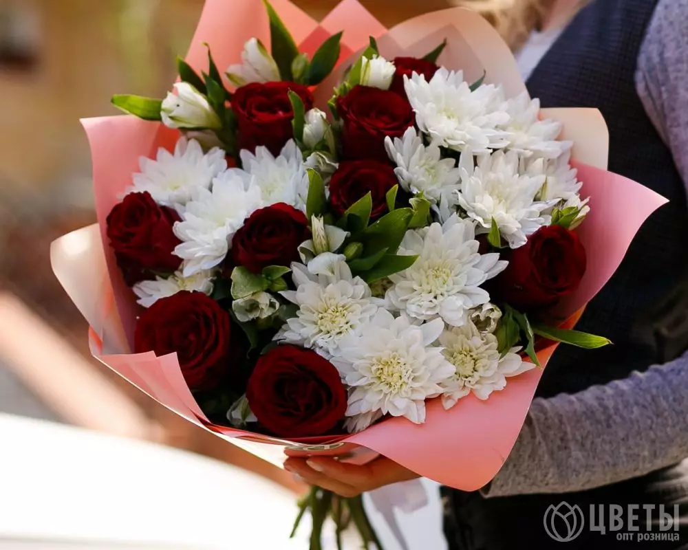 Букет из красных роз, кустовых хризантем, альстромерий в упаковке №2