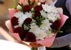 Букет из красных роз, кустовых хризантем, альстромерий в упаковке small №2
